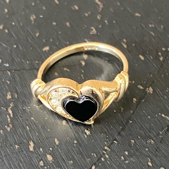 3/$25 Gold Tone Ring with Black Heart Size 7 - Picture 2 of 4